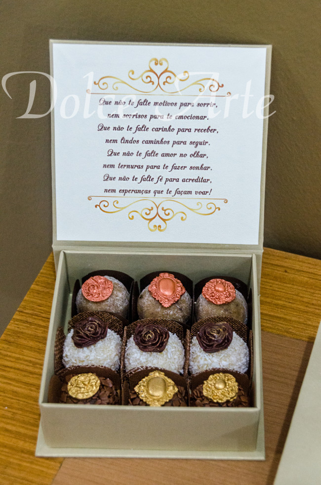 Caixa personalizada com 9 doces decorados