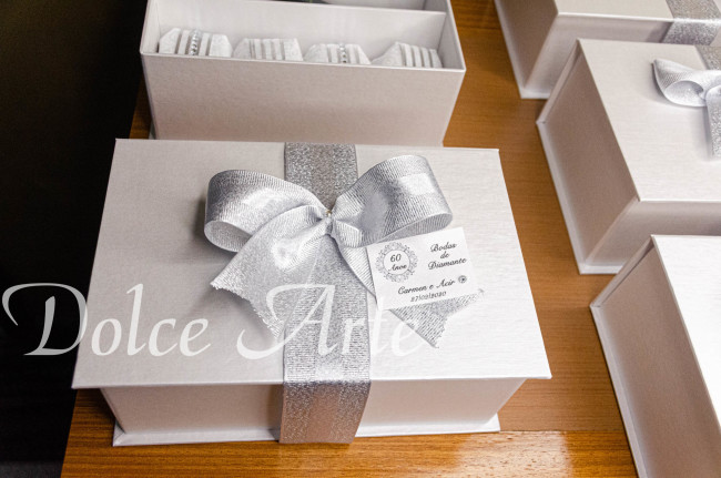 Caixa Personalizada com 4 Bem-casados e 1 mini Espumante