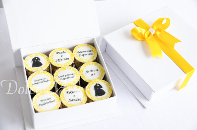 Caixa Personalizada com 9 doces decorados convite padrinhos