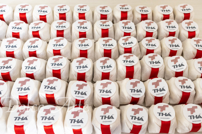 Bem-Sucedidos com fita de cetim e tag redonda com a logo da empresa para evento corporativo