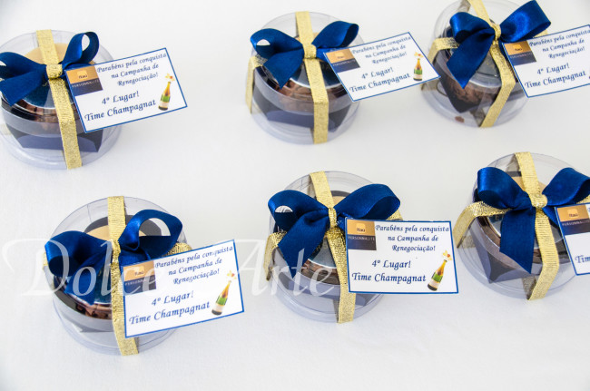 Caixas de Acetato corporativas com 1 brigadeiro decorados com a logo, com fita e tag personalizada