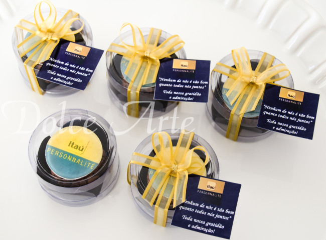 Caixas de Acetato corporativas com 1 brigadeiro decorados com a logo, com fita e tag personalizada