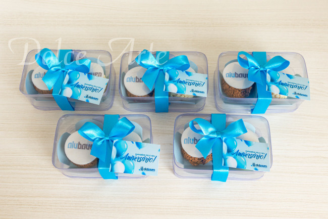 Caixas de Acetato corporativas com 2 brigadeiros decorados com a logo, com fita e tag personalizada