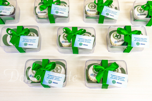 Caixas de Acetato corporativas com 2 brigadeiros decorados com a logo, com fita e tag personalizada