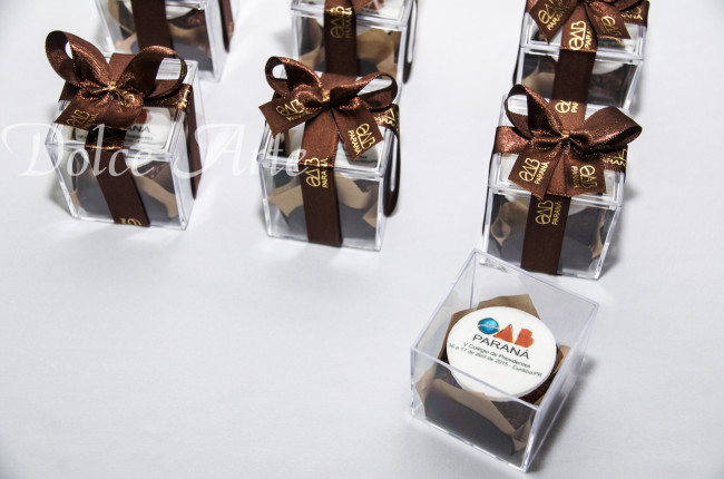 Caixas de Acrílico corporativas com 1 brigadeiro decorados com a logo, com fita e tag personalizada