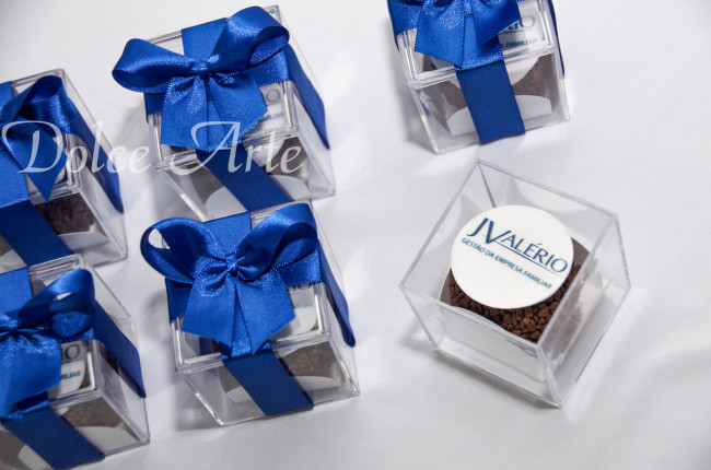 Caixas de Acrílico corporativas com 1 brigadeiro decorados com a logo, com fita e tag personalizada