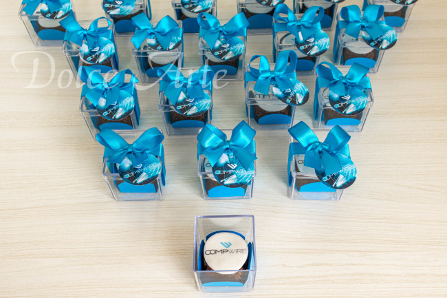 Caixas de Acrílico corporativas com 1 brigadeiro decorados com a logo, com fita e tag personalizada