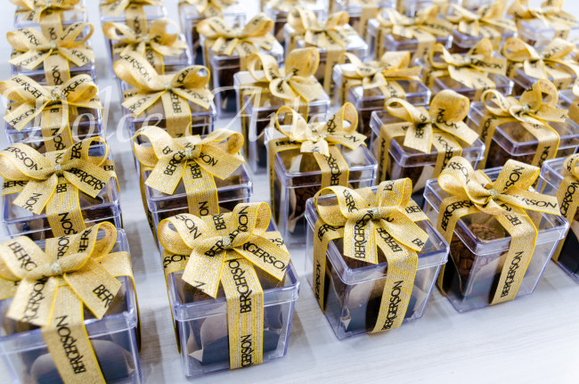 Caixas de Acrílico corporativas com 1 bombom,  com fita da empresa