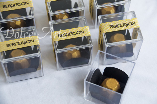 Caixas de Acrílico corporativas com 1 bombom,  com fita da empresa