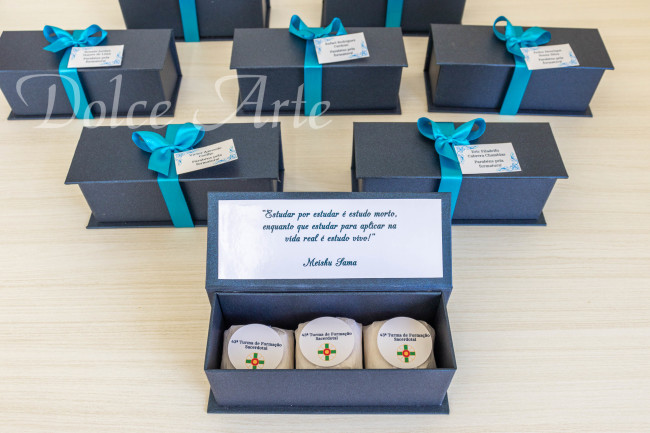 Caixa personalizada com 3 bem-sucedidos, mensagem interna, com fita e tag personalizada