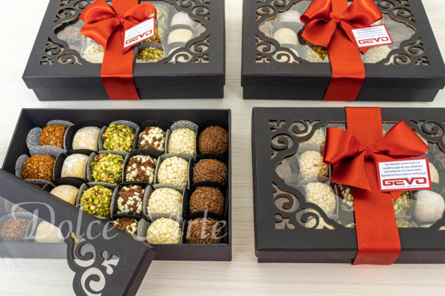 Caixa Especial Corporativa com 24 doces, com fita e tag personalizada