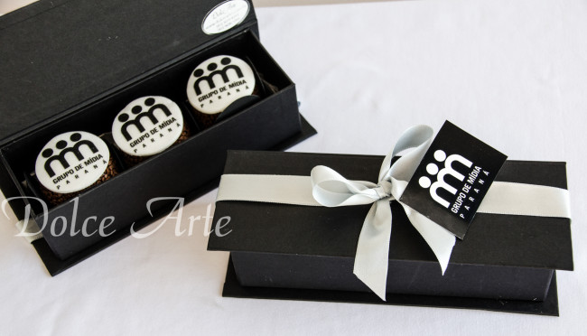 Caixa personalizada com 3 doces decorados corporativo