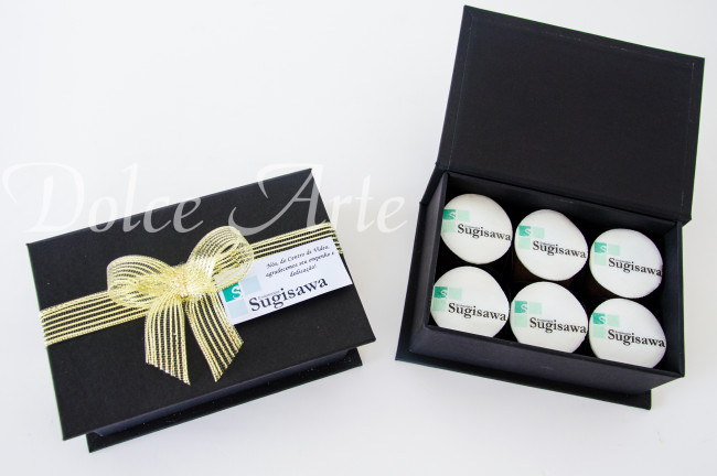 Caixa personalizada com 6 doces decorados corporativo