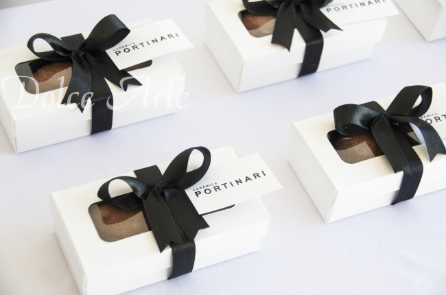 Caixa de papel com visor com 2 doces corporativo