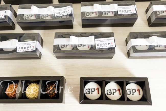 Caixa de visor corporativa, com 3 doces decorados com a logo, com fita  e tag personalizada