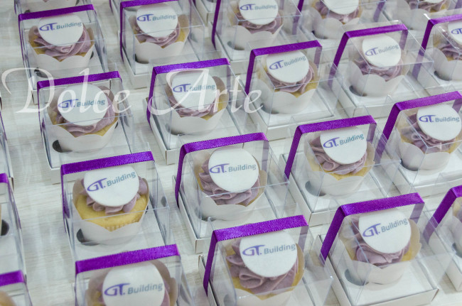 Cupcakes decorados com a logo em caixa de acetato, fita e tag personalizada para evento corporativo