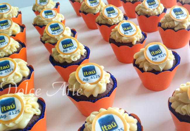 Cupcakes decorados com a logo para evento corporativo
