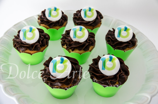 Cupcakes decorados com a logo para evento corporativo