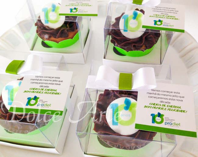 Cupcakes decorados com a logo em caixa de acetato, fita e tag personalizada para evento corporativo
