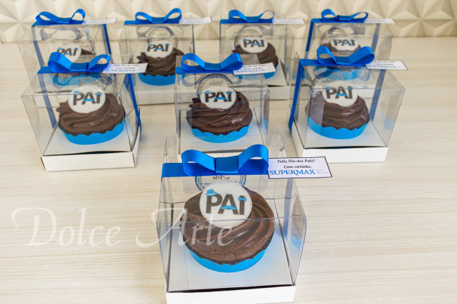 Cupcakes decorados com a logo em caixa de acetato, fita e tag personalizada para evento corporativo
