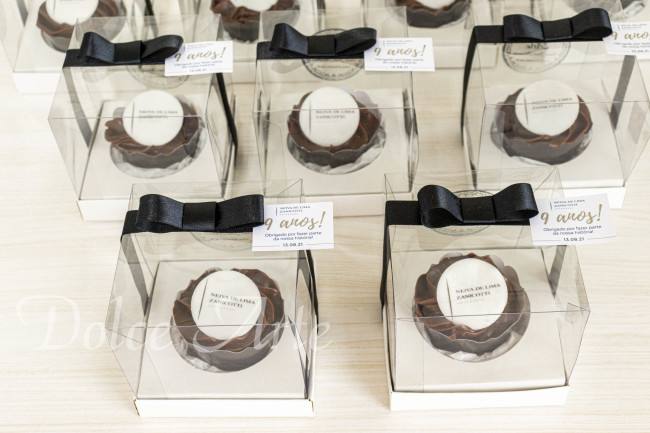 Cupcakes decorados com a logo em caixa de acetato, fita e tag personalizada para evento corporativo