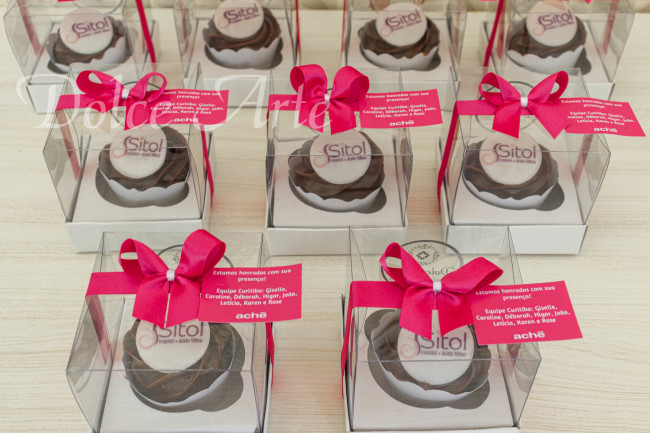 Cupcakes decorados com a logo em caixa de acetato, fita e tag personalizada para evento corporativo