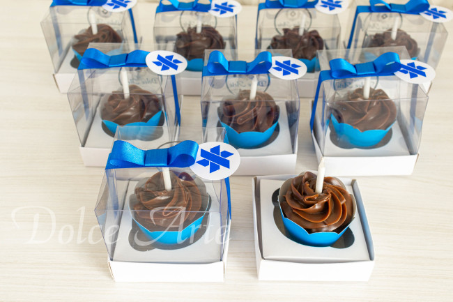 Cupcakes decorados com a logo em caixa de acetato, fita e tag personalizada para evento corporativo