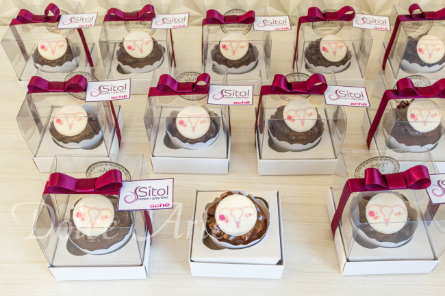 Cupcakes decorados com a logo em caixa de acetato, fita e tag personalizada para evento corporativo