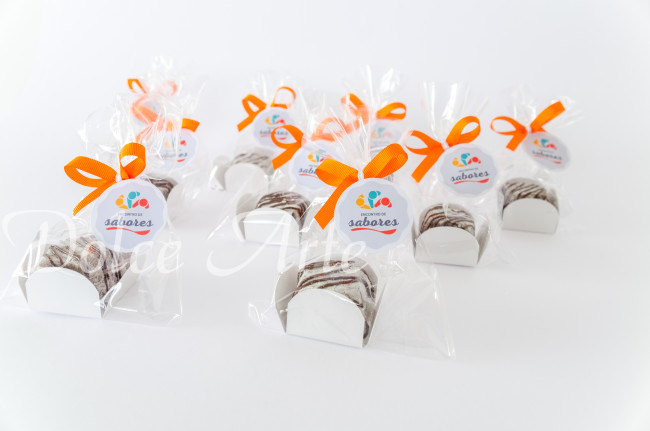 Doce corporativo embalado em celofane com fita e tag