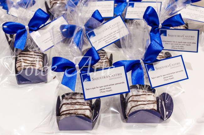 Doce corporativo embalado em celofane com fita e tag