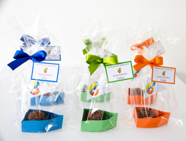 Doce corporativo embalado em celofane com fita e tag