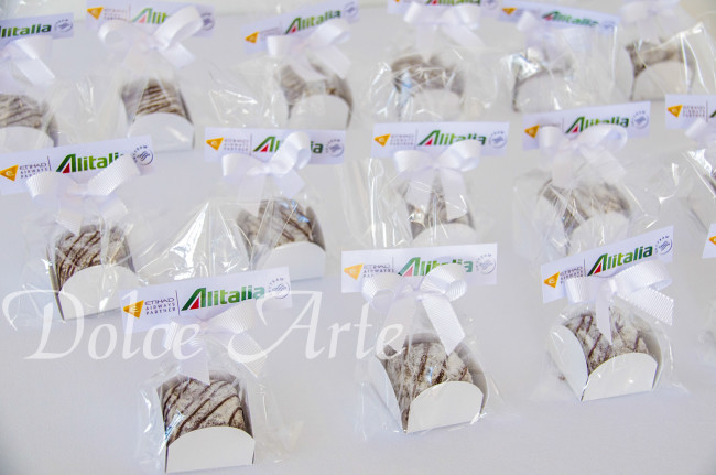 Doce corporativo embalado em celofane com fita e tag