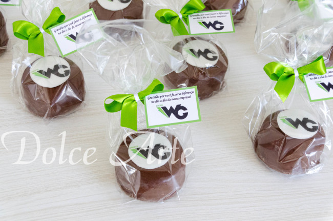 Pães de Mel decorados com a logo da empresa, embalados em celofane com fita e tag personalizada para evento corporativo