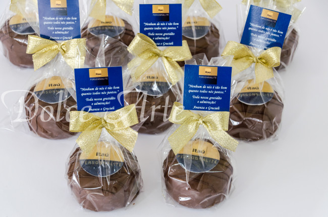 Pães de Mel decorados com a logo da empresa, embalados em celofane com fita e tag personalizada para evento corporativo