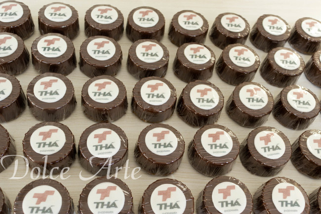 Pães de Mel decorados com a logo da empresa, embalados para evento corporativo