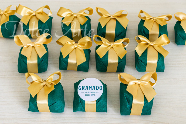 Bem-sucedido em crepom com fita de cetim