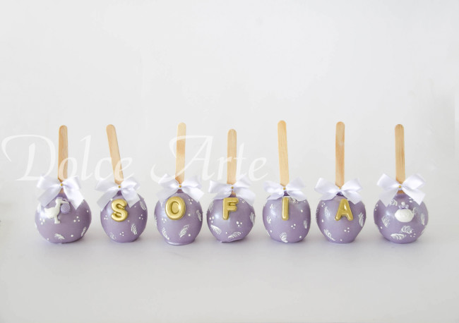 Maçã de chocolate decorada chá de bebê