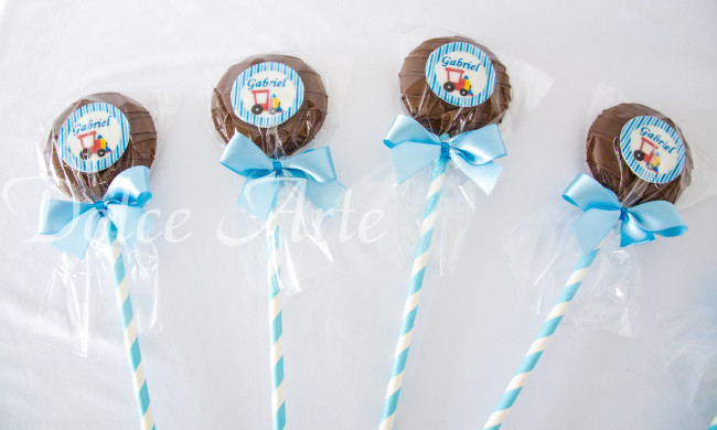 Pirulito de chocolate com pastilha de açúcar nascimento