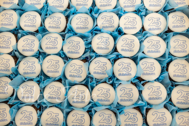 Doces Decorados Corporativos, personalizados com pastilha de açúcar com a logo da empresa