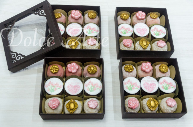 Caixa especial com 9 doces decorados Dia das Mães