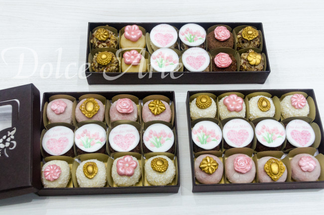 Caixa especial com 12 doces decorados Dia das Mães