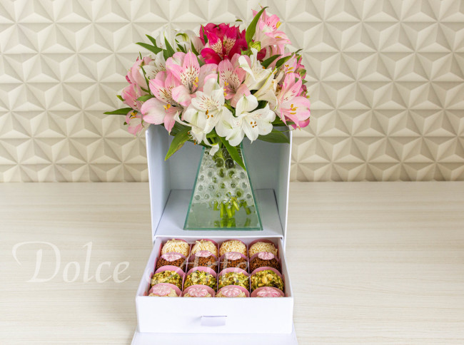 Caixa com flores e 16 doces decorados