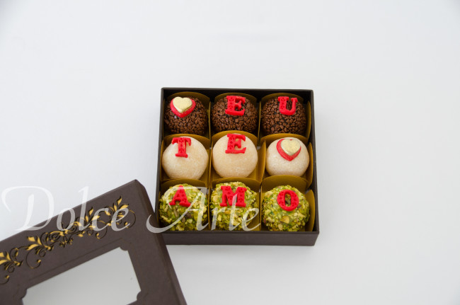 Caixa especial com 9 doces decorados Dia das Mães