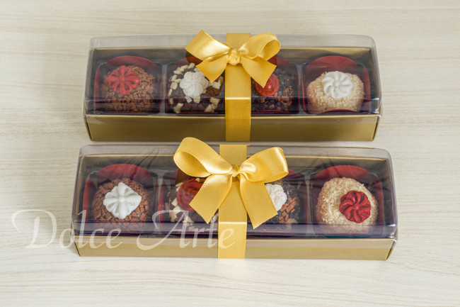 Caixa de visor com 4 doces decorados