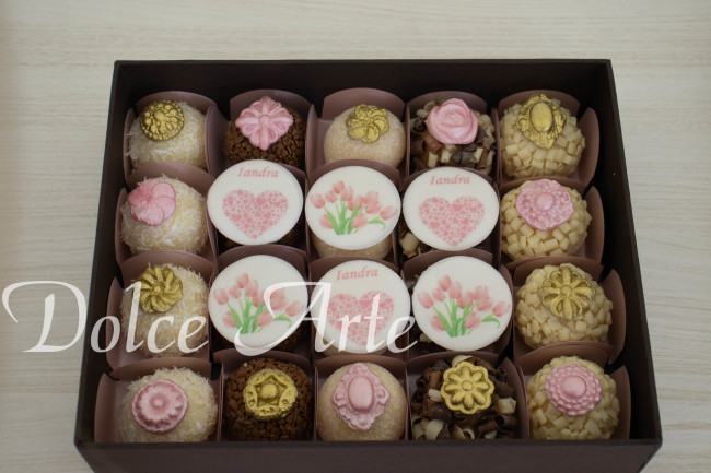 Caixa especial com 20 doces decorados Dia das Mães