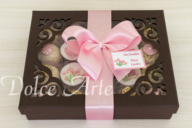 Caixa especial com 20 doces decorados Dia das Mães