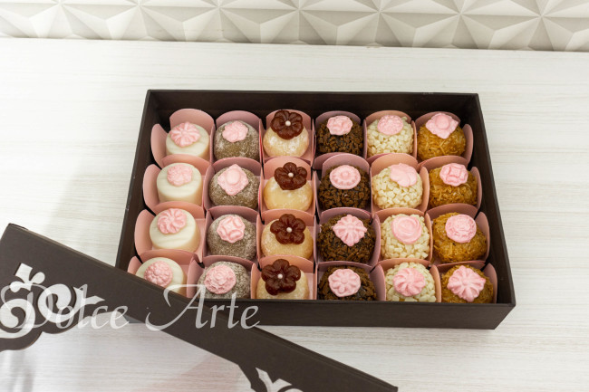 Caixa especial com 24 doces decorados Dia das Mães