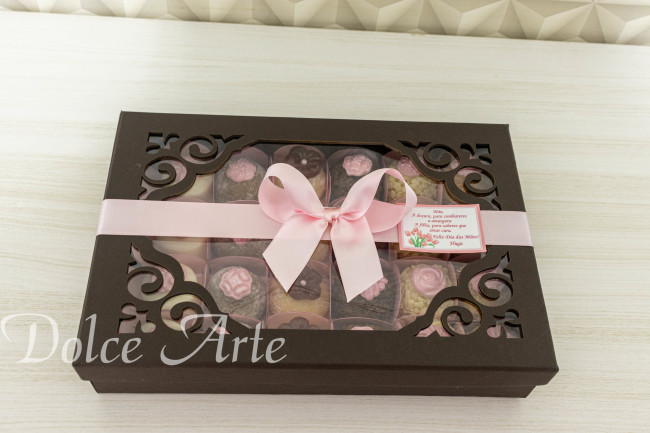 Caixa especial com 24 doces decorados Dia das Mães