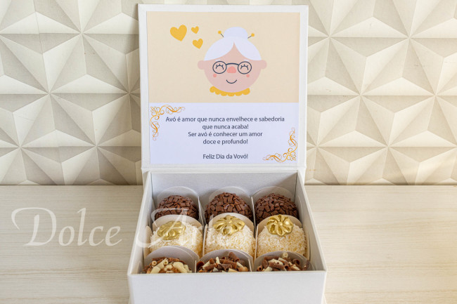 Caixa personalizada com 9 doces decorados