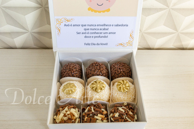 Caixa personalizada com 9 doces decorados
